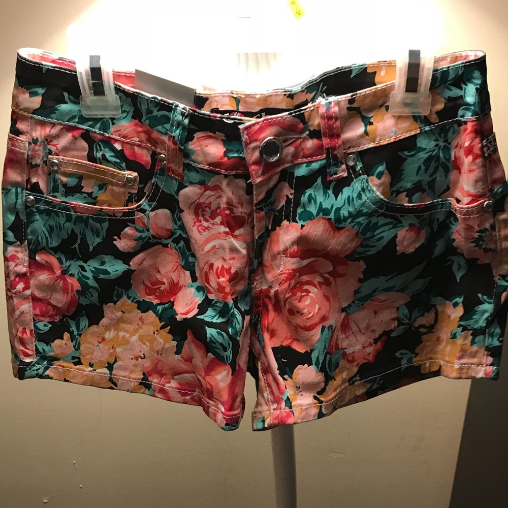 Floral shorts 🖤